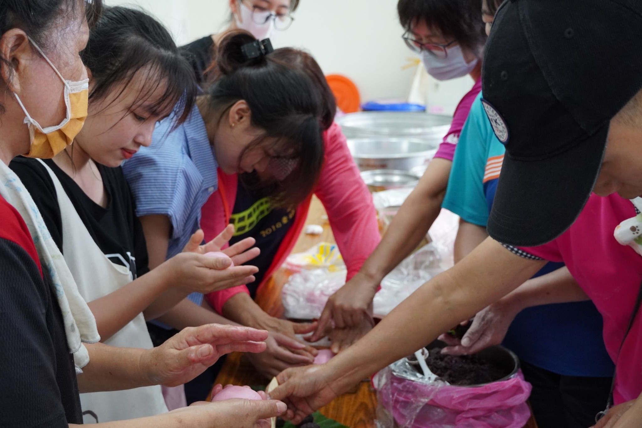 Đại học Trung Hoa tổ chức “Lễ hội mùa hè”, mời sinh viên Việt Nam trải nghiệm làm món bánh truyền thống của người Khách Gia. (Ảnh: Lấy từ Facebook Đại học Trung Hoa)