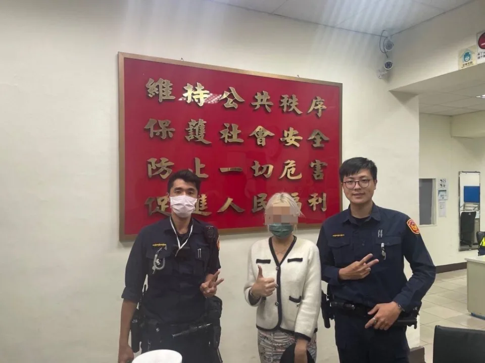 泰籍旅客尋回手機後與員警合影  圖／翻攝自大同分局