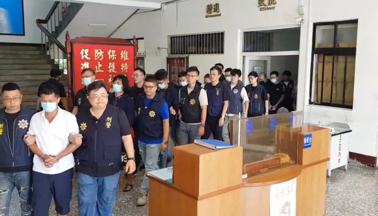 Cảnh sát Trung khám xét và bắt giữ nhóm đối tượng gồm 9 người chuyên dùng bạo lực đòi nợ thuê. (Ảnh: Người dân cung cấp)