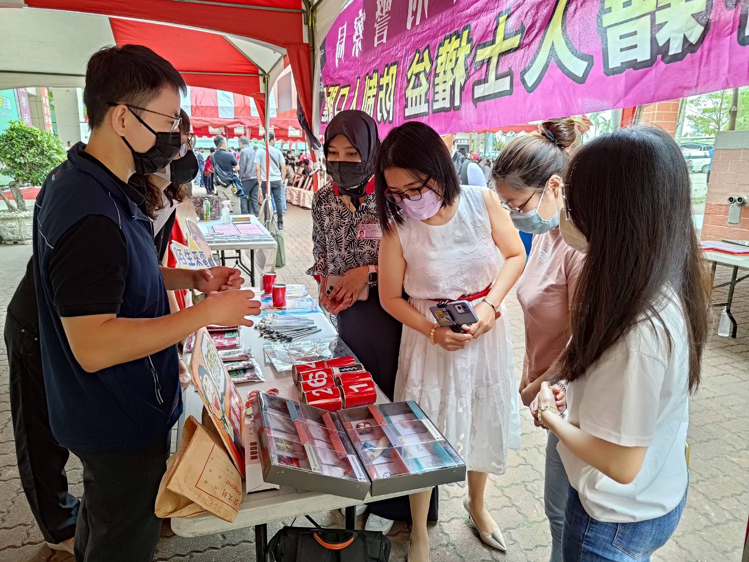 台南市警察局於開齋節活動現場擺設攤位宣導反詐騙  圖／台南市警察局提供