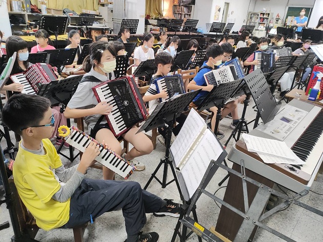 Các học sinh tích cực tập luyện cho buổi hòa nhạc. (Ảnh: Tân di dân)