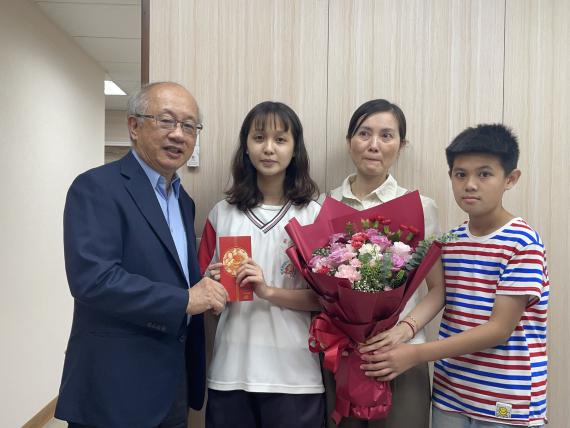 Wu Yi-en (吳宜恩) from Yunlin Family Support Center won the opportunity to study abroad for three weeks. Photo reproduced from Yunlin Family Support Center website