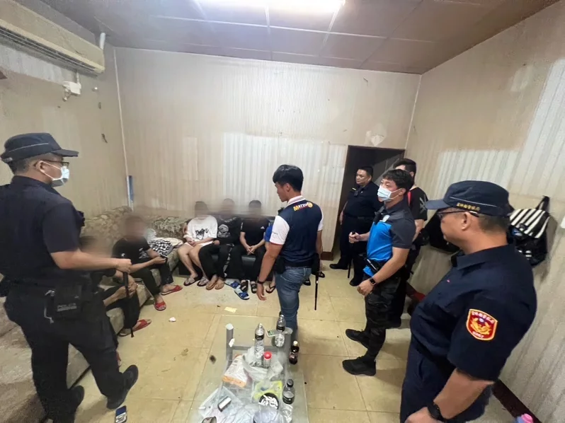 Cảnh sát Vân Lâm bắt giữ 7 lao động di trú bất hợp pháp tại một căn nhà trên địa bàn. (Ảnh: Chi cục cảnh sát Xiluo, huyện Vân Lâm)