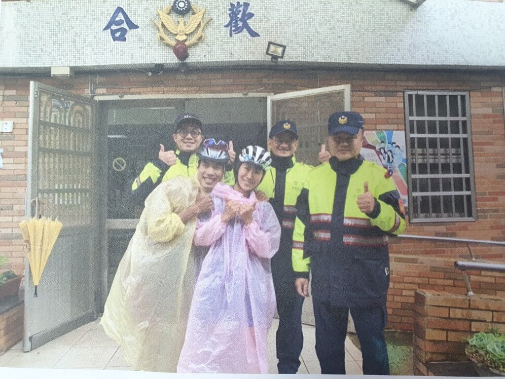 兩位韓國單車騎士至今仍感念三年前員警讓他們在派出所內躲雨，並提供熱茶  圖／新城分局提供