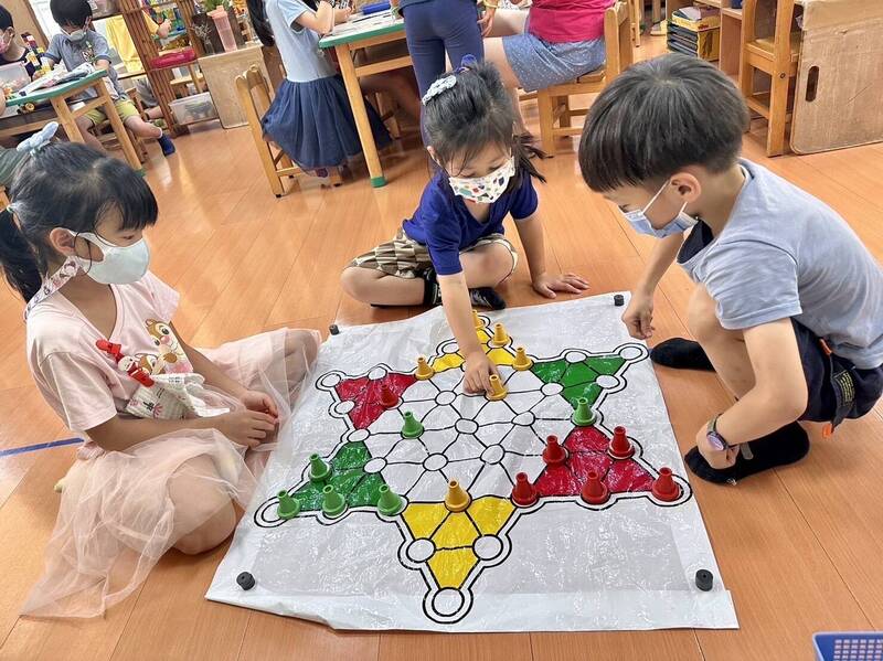 Kaohsiung public kindergartens will launch extended care services in July to lessen the stress on parents.  Photo provided by Education Bureau, Kaohsiung City Government