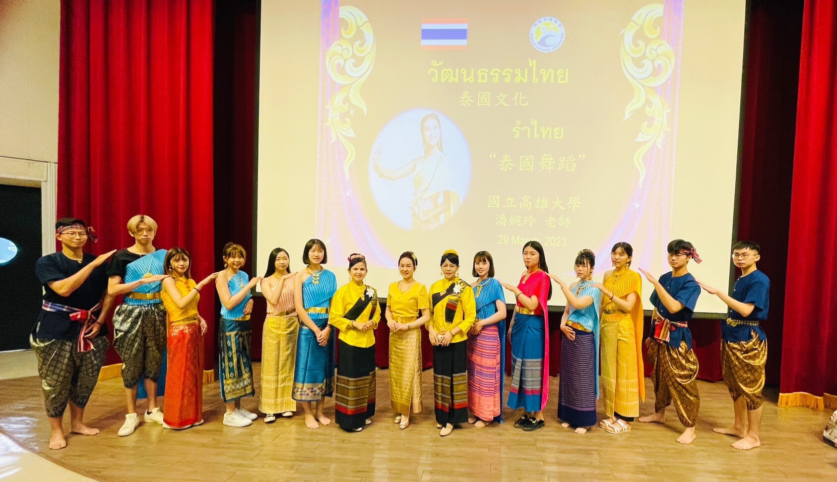 國立高雄大學學生於泰國文化課程中體驗泰國傳統舞蹈及服飾  圖／國立高學大學提供
