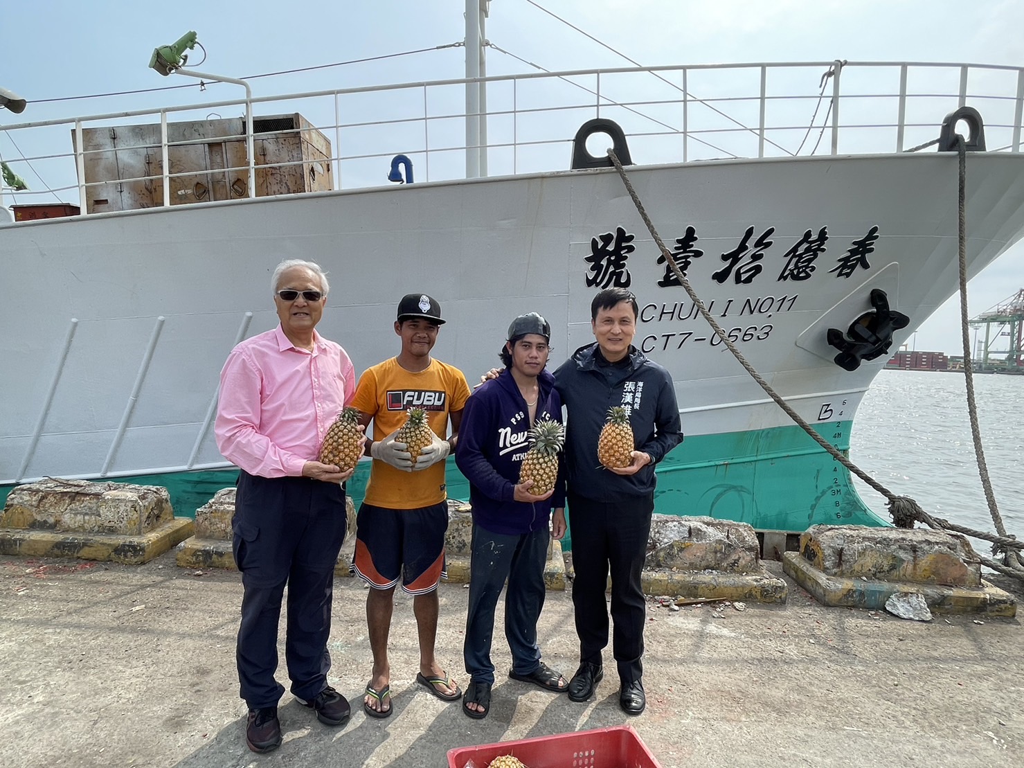 高雄市政府派員前往前鎮漁港拜訪外籍船員，並贈送在地生產的鳳梨  圖／高雄市海洋局提供