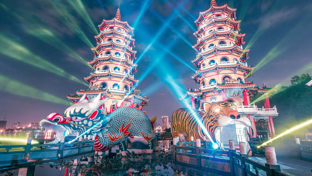 The 2023 Kaohsiung Lotus Pond Lantern Festival brings multiple visual experience of light to tourists. Photo provided by Tourism Bureau, Kaohsiung City