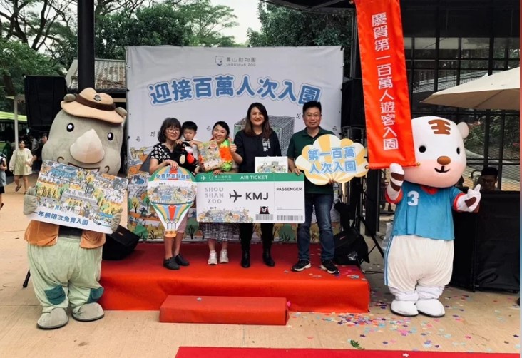住在台南的王小姐，與家人遊壽山動物園成為第100萬幸運旅客  圖／壽山動物園提供