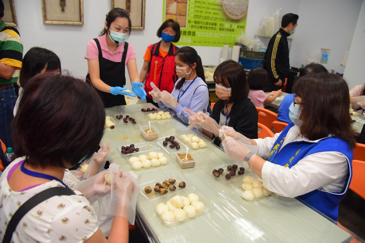 移民署辦理家庭活動、企業參訪，邀新住民體驗親子手作麻糬。 圖／南投縣服務站提供