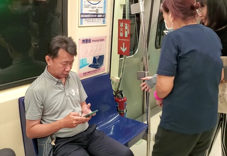 ที่ไต้หวันมีการถกเถียงในประเด็นเรื่อง “การสละที่นั่ง” มาโดยตลอด บริษัท MRT ไทเป จึงได้ทำการติดตั้งสัญลักษณ์บนที่นั่งสำรองพิเศษ  ภาพ／จากเฟซบุ๊ก Metro Taipei