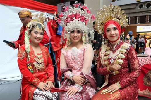 Teman-teman imigran baru asal Indonesia mengenakan pakaian tradisional yang cantik dan berpartisipasi dalam perayaan tersebut.  (Sumber foto : Facebook Lo Mei-Ling)