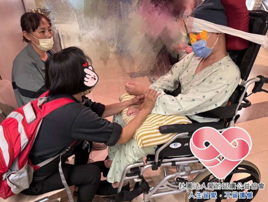 Seorang imigran Indonesia baru membawa anaknya yang lumpuh ke berbagai rumah sakit untuk mencari penyebab penyakitnya.  (Sumber foto : 愛的延續公益協會)