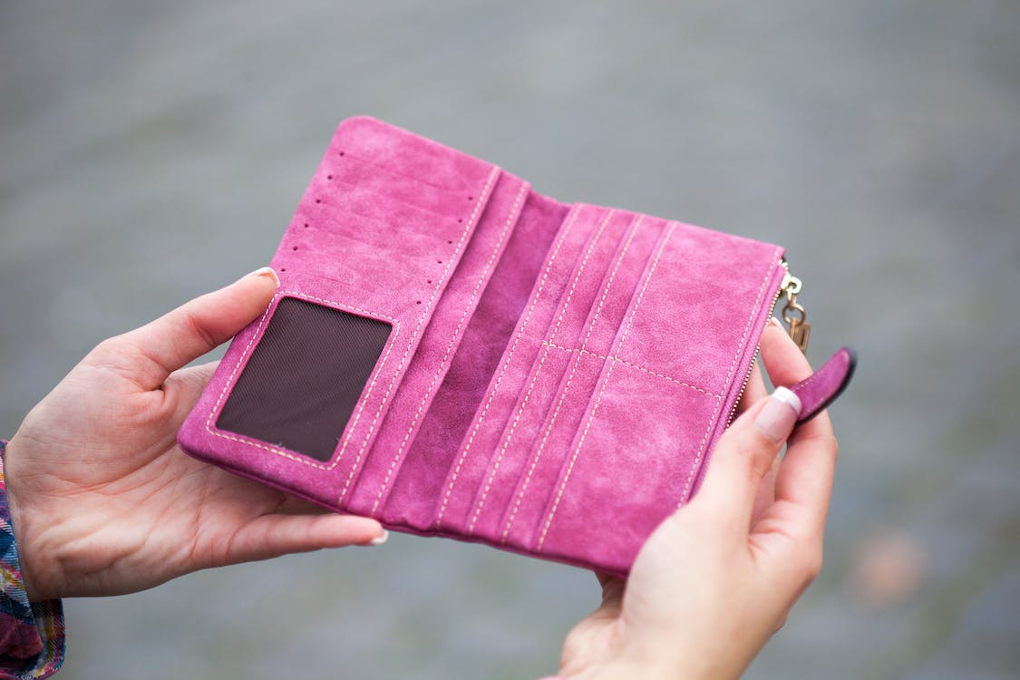 Wanita Indonesia kehilangan dompetnya dan menemukan bahwa tidak ada satu dolar pun yang hilang di dalamnya.  (Sumber foto : Pixabay)