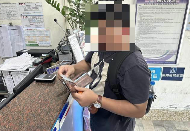 Seorang wisatawan asal Indonesia hehilangan dompet di Taiwan, Polisi membantunya menemukan dompetnya dengan menggunakan aplikasi Bus Pariwisata Taiwan. 	 (Sumber foto : Pihak Kepolisian)