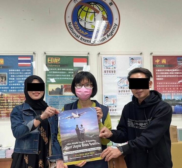 Pasangan Indonesia Yang Telah Overstay di Taiwan Melakukan Penyerahan Diri di Departemen Imigrasi Miaoli.  (Sumber foto : Departemen Imigrasi Miaoli)