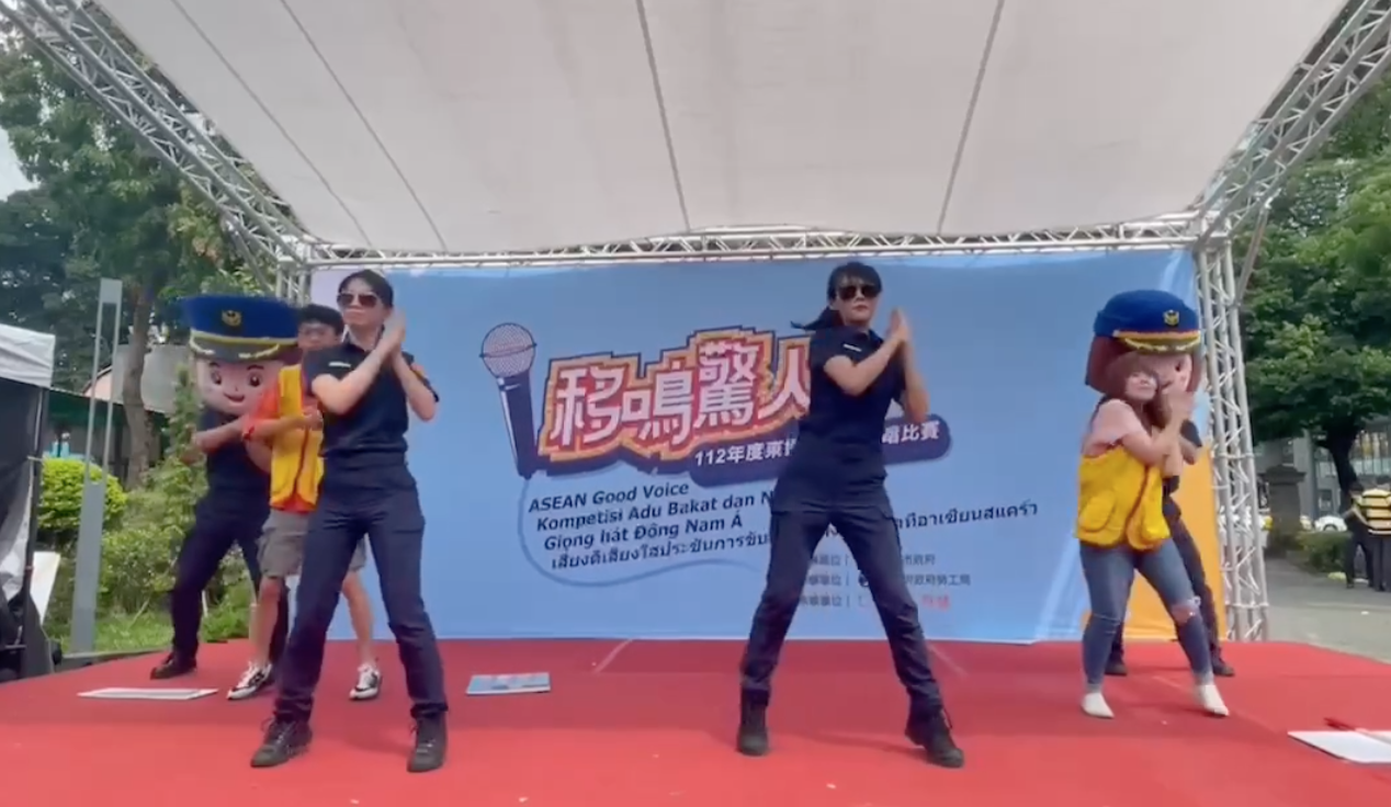 Cảnh sát Chi cục số 2 thuộc Cục Cảnh sát Đài Trung bắt trend nhảy cực đỉnh trên nền nhạc bài hát Qiu Fo tại cuộc thi Giọng hát Đông Nam Á. (Ảnh: Cảnh sát cung cấp)
