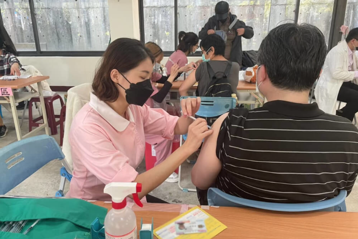 Stasiun vaksinasi dibuka di Taman Hutan Taichung Wenxin, masyarakat dapat datang dan mendapatkan vaksinasi tanpa membuat janji terlebih dahulu.  (Sumber foto : Biro Kesehatan Kota Taichung)