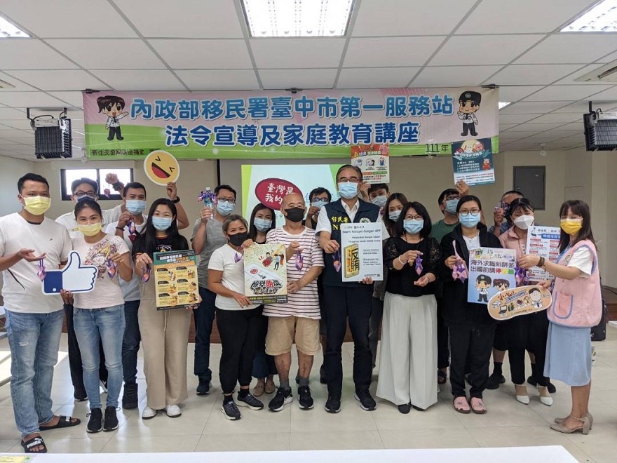 The group photo of Anti-bribery and Blessing Bags DIY Activities at NIA Taichung City First Service Center  Photo provided by NIA, Taichung City First Service Center