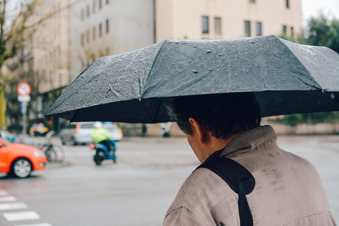 Ketika hujan tiba, masyarakat dapat menyewa payung di stasiun MRT Taipei.  (Sumber foto : Pixabay)