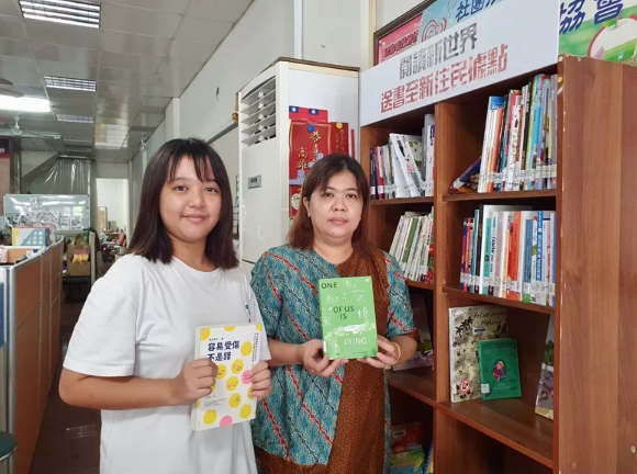 Tainan Public Library selects 100 books for new immigrants to read nearby.   Photo provided by Tainan Public Library