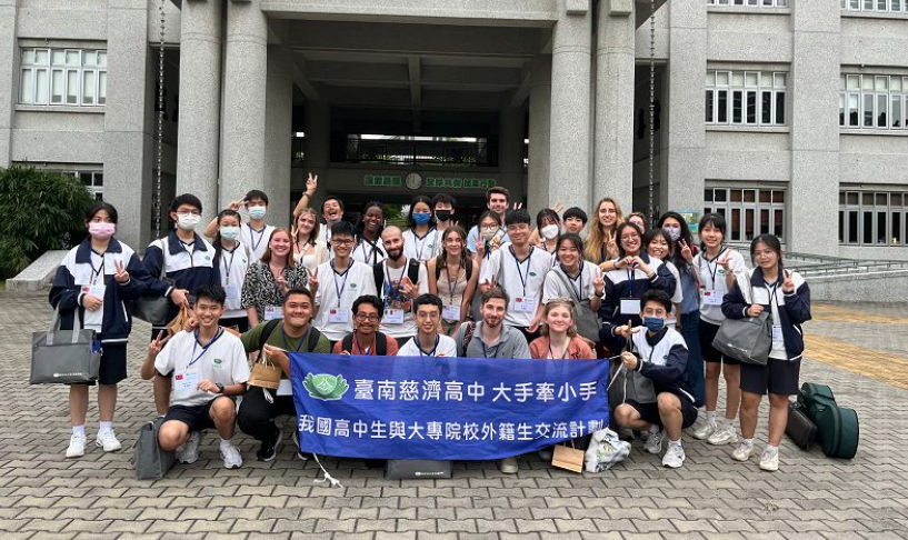 台南慈濟高中組成20人師生團隊，與成功大學華語中心的外籍生進行交流 圖／台南慈濟高中提供