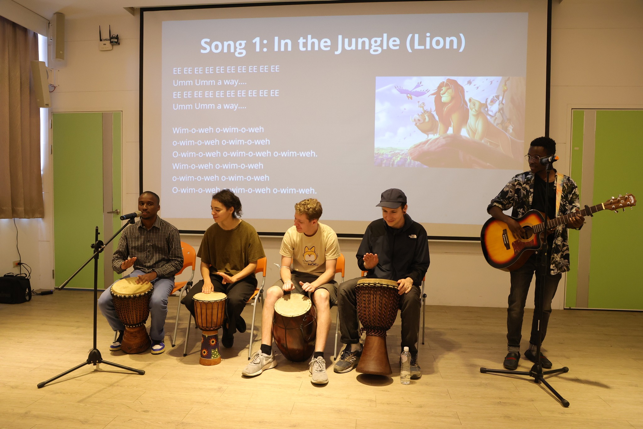 African drum performance by foreign students allows Taiwanese teachers and students to experience African culture.  Photo reproduced from 家齊高中點點滴滴
