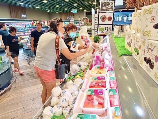 馬來西亞超市上架紅心芭樂，民眾踴躍選購 圖／高雄市農業局提供