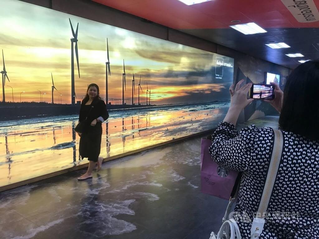 Danh thắng nổi tiếng của Đài Loan xuất hiện tại ga tàu điện ngầm ở Bangkok, thu hút người dân đến chụp ảnh. (Ảnh: Lấy từ Thời báo Thế giới Thái Lan)