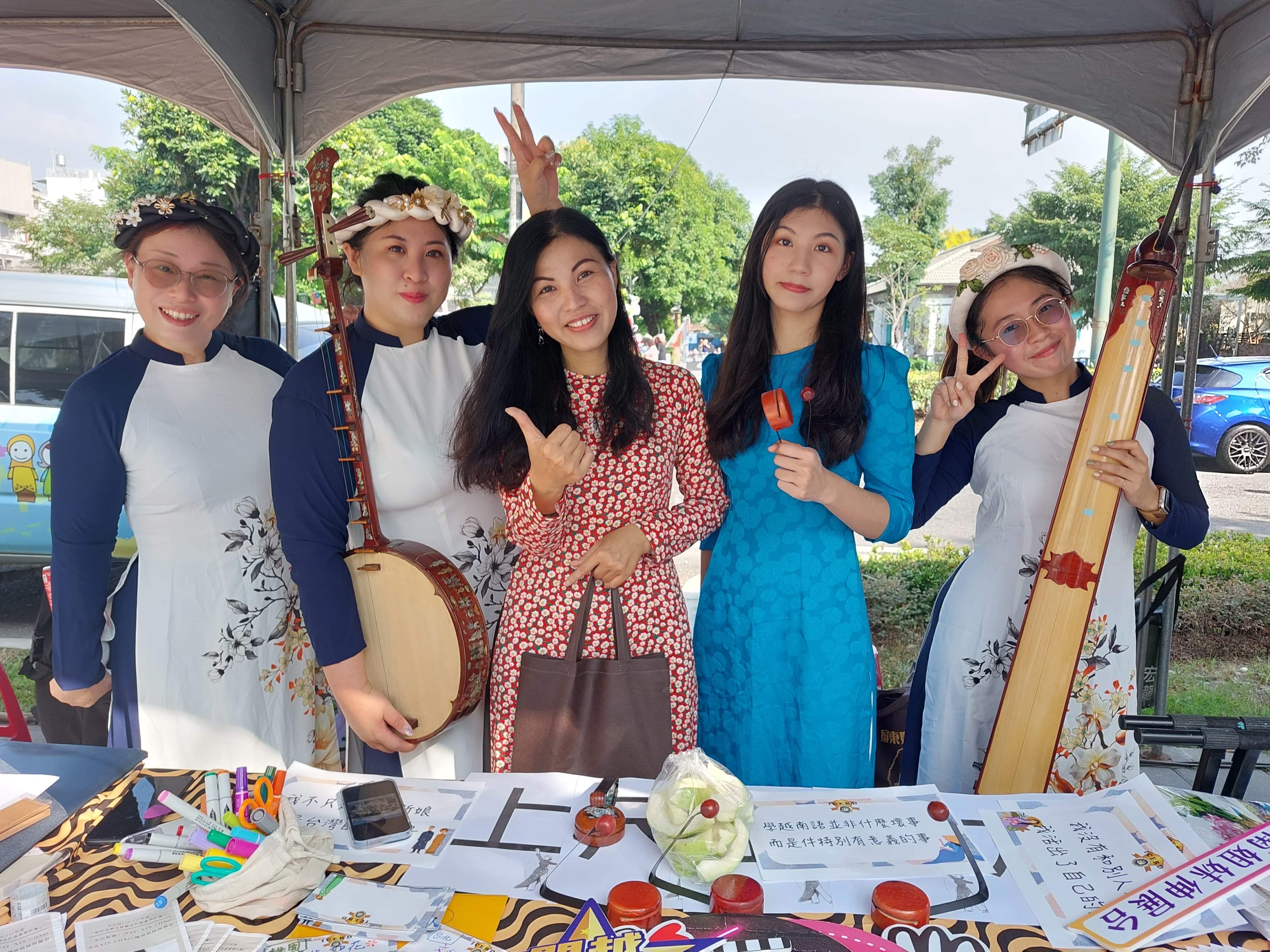 Tân di dân Trần Thu Liễu và con gái bắt tay với nhóm nhạc đờn ca tài tử của sinh viên Đại học Nghệ thuật Đài Bắc, giới thiệu văn hóa quê hương tới mọi người. (Ảnh: Sở Di dân)