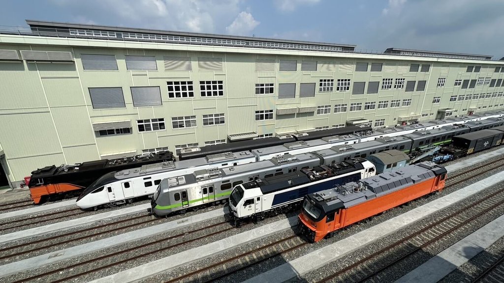 Taiwan Railways unveiled 5 new trains purchased with E500 train souvenirs firstly launched