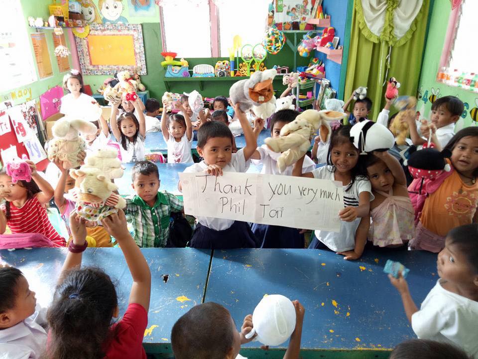 Proyek Persembahan Cinta (Love Offering) selama 15 tahun berturut-turut dari Gen, yang mengumpulkan alat tulis, pakaian bekas, dan mainan bekas dari teman-teman di sekitarnya untuk anak-anak di Filipina. Sumber: Gen