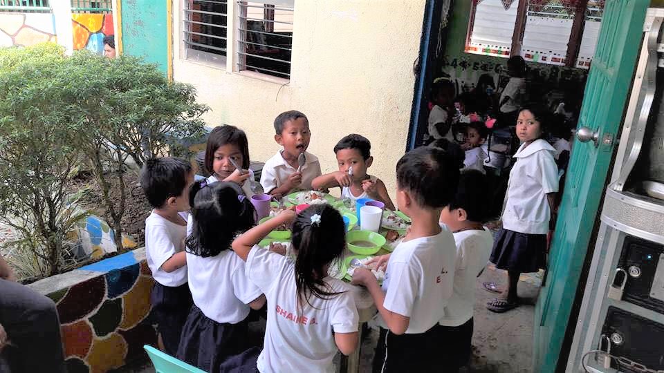Gen Huang và Jon, chủ công ty đa quốc gia Beam and Go hợp tác cung cấp gạo trắng cho trẻ em Philippines. (Nguồn ảnh: do Gen Huang cung cấp)