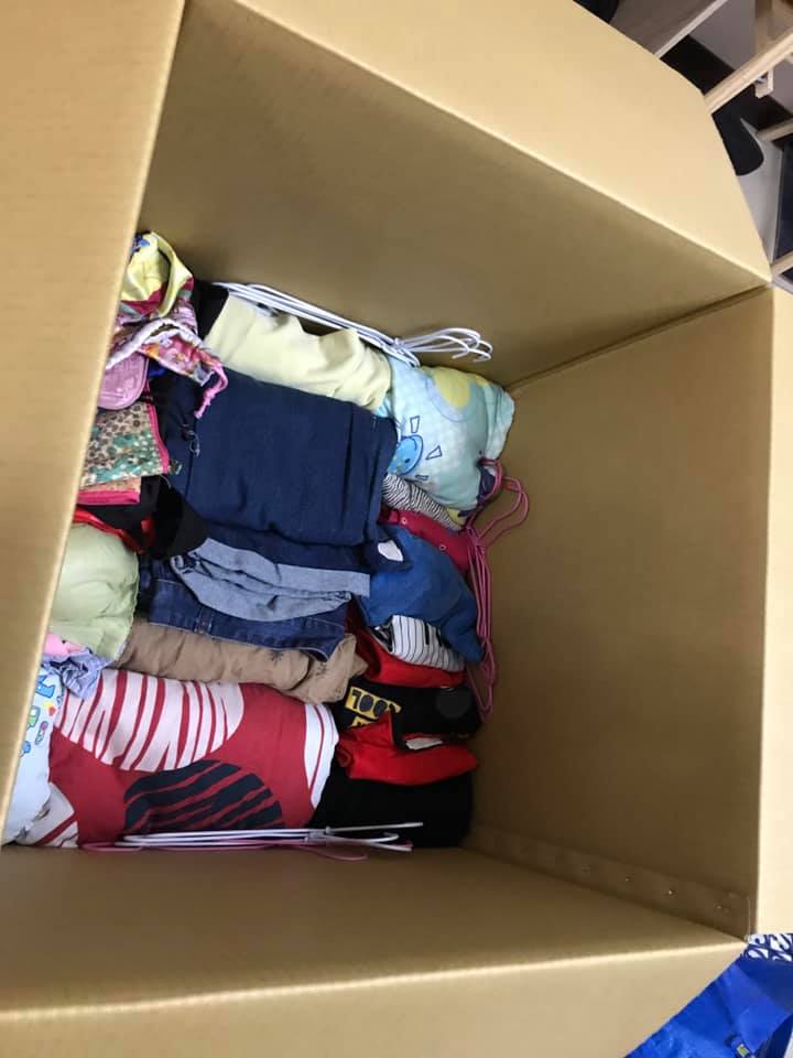 Gen mengumpulkan pakaian bekas yang bersih dan mengirimkannya ke Filipina untuk disumbangkan. Sumber: Gen