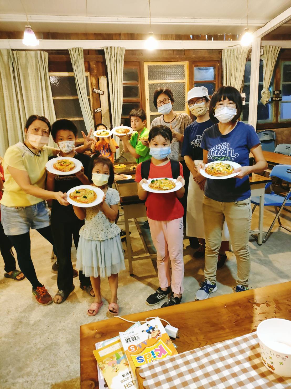 Ma Min memasak masakan bersama ibu dan anak penduduk baru. Sumber: Mamin