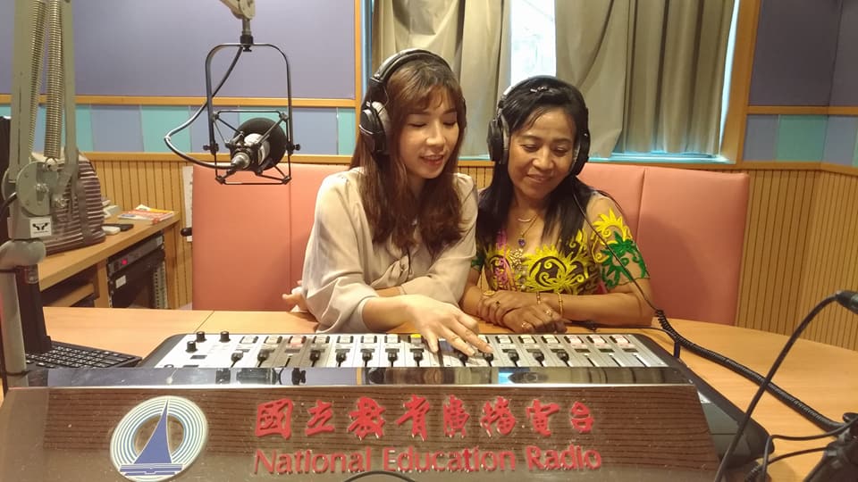 เป็นพิธีกรรายการ幸福北台灣 (มีความสุขที่ภาคเหนือของไต้หวัน) ของ National Education Radio (ภาพ / จาก Trần Ngọc Thùy)