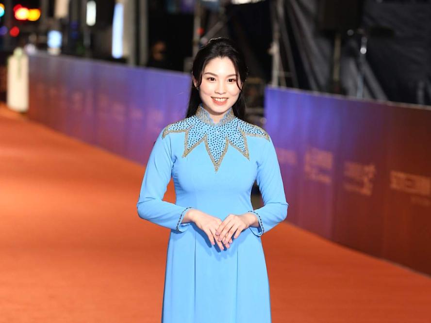 เหงียนทูหั่งใส่ชุดประจำชาติเวียดนามสีฟ้าในงานแจกรางวัล Golden Horse Awards 