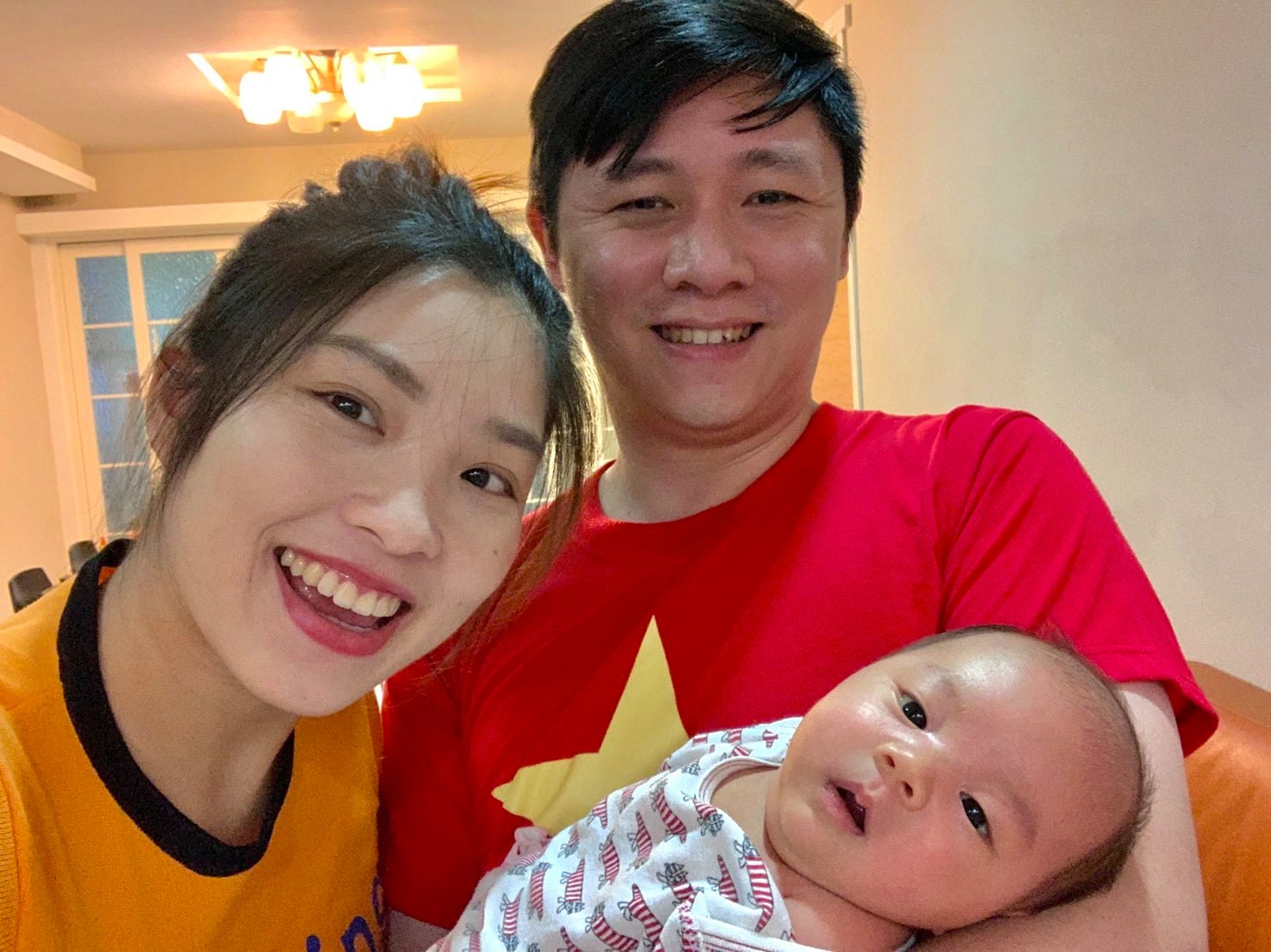 Nguyễn Thu Hằng và chồng John Li cùng con trai mới sinh, bức ảnh gia đình đầu tiên.