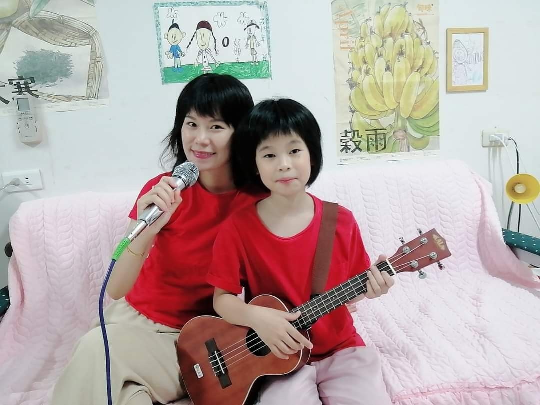 Lin Zi Qing và Rong Mei thường mặc đồ đôi biểu diễn, mặc áo giống mẹ cũng giúp Rong Mei có cảm giác an toàn.