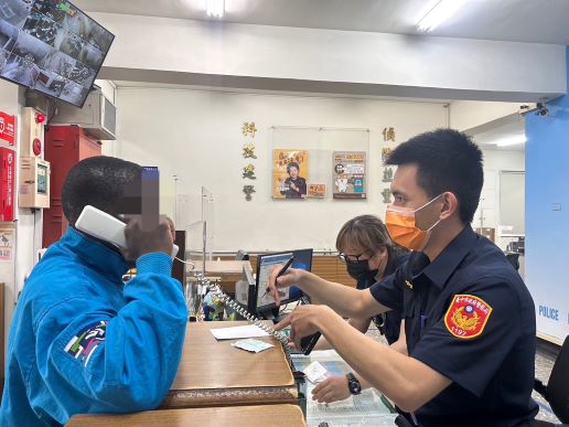 Taichung City Police Department helped a South African student to gather with his family. Photo provided by Taichung City Police Department, First Precinct 
