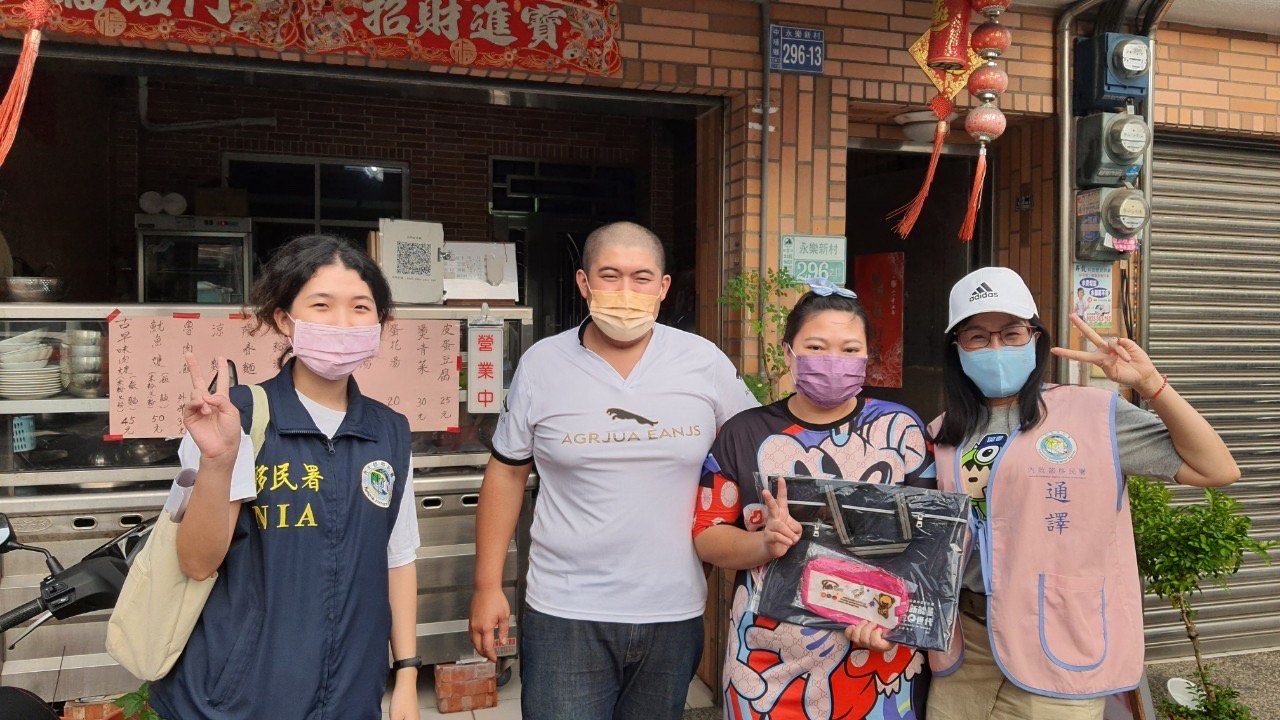 Kereta layanan keliling dari Stasiun Layanan Kabupaten Chiayi dari Departemen Imigrasi mengunjungi Chen Neili.  Sumber foto : Stasiun Layanan Chiayi