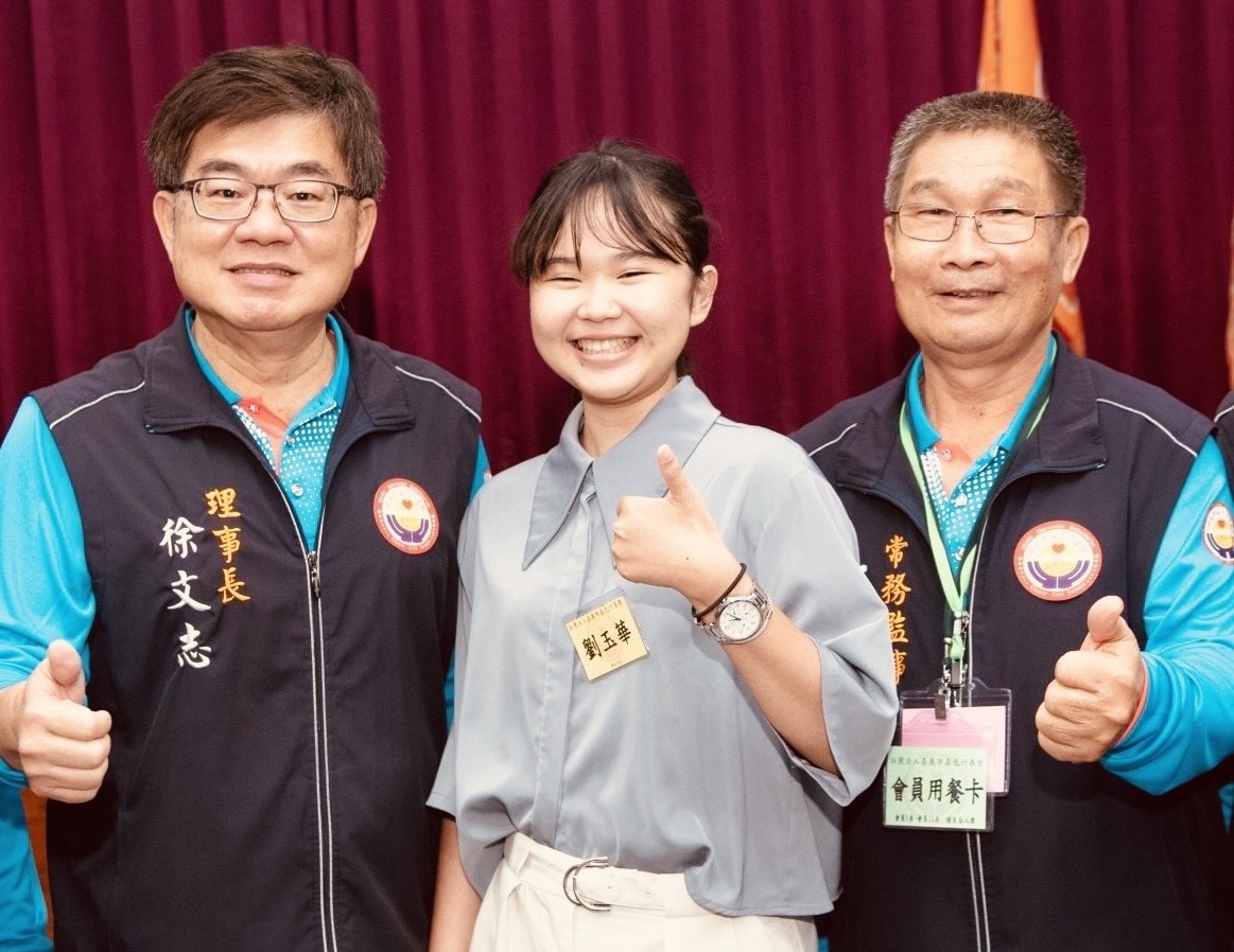 Ketua Dewan Yayasan Karya Bakti Jiayi Kota, Xu Wenzhi (pertama dari kiri) berfoto bersama penerima penghargaan, Liu Yuhua (di tengah).  (Sumber foto : Departemen Imigrasi)