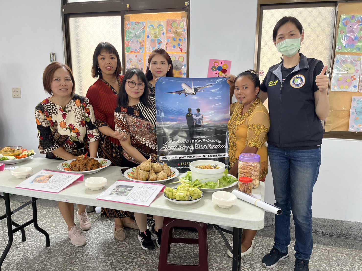 Stasiun Layanan Imigrasi Kabupaten Chiayi berpartisipasi dalam kompetisi masakan asing dari Asosiasi Imigran Baru Xingang dan mempromosikan program penyerahan diri.  (Sumber foto : Departemen Imigrasi)