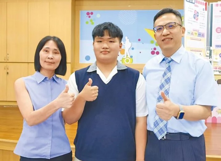 ไล่เจียฉี (賴嘉騏) ผู้ตั้งถิ่นฐานใหม่รุ่นที่ 2 ซึ่งเรียนที่ National Chia-Yi Senior Commercial Vocational School ได้รับรางวัลทุนการศึกษาทุนประธานาธิบดี ภาพ／โดย嘉義高商