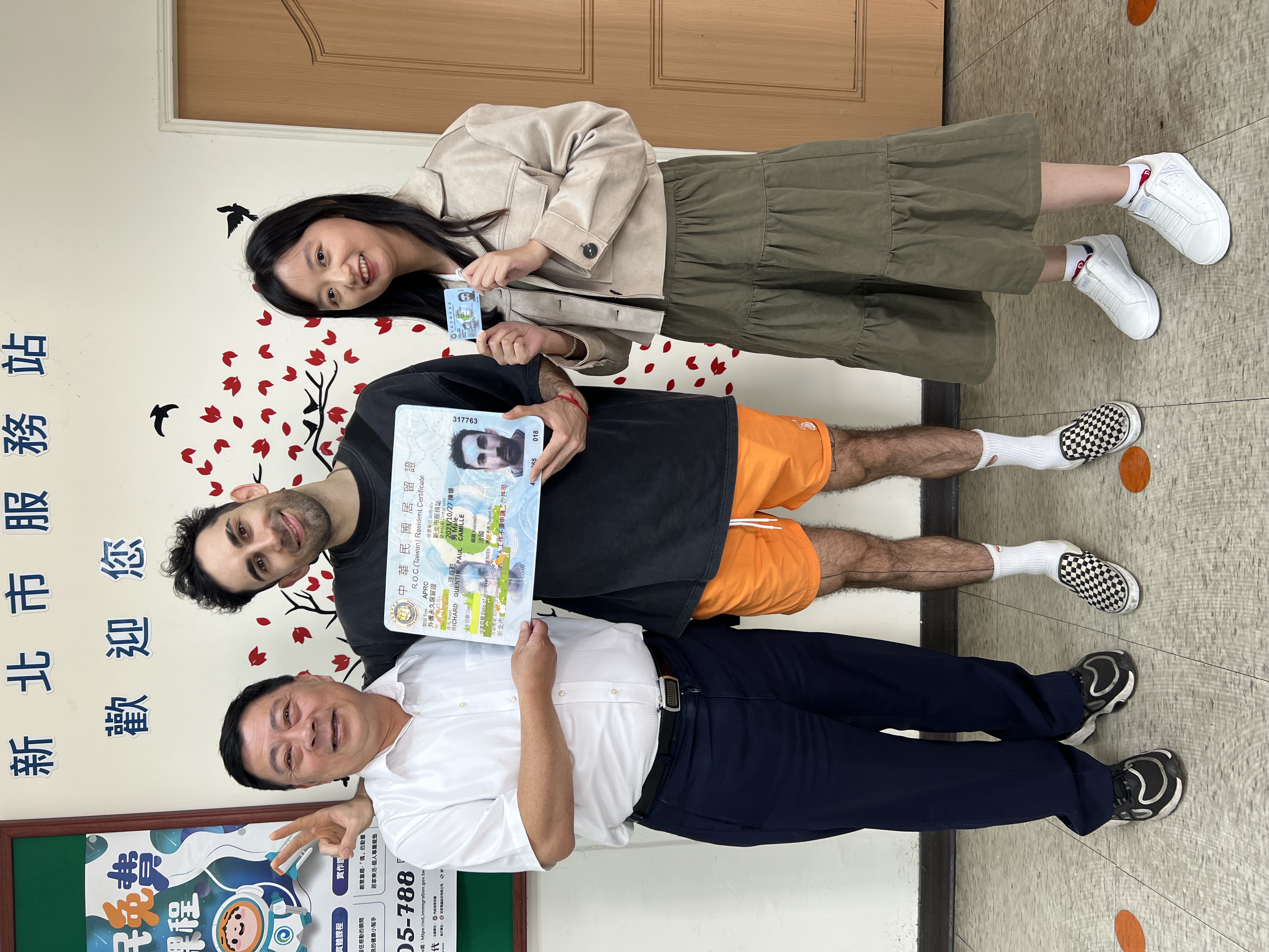 French YouTuber, Ku's dream with millions of subscribers living in Taiwan obtains permanent residence status.  Photo provided by National Immigration Agency New Taipei City Service Center