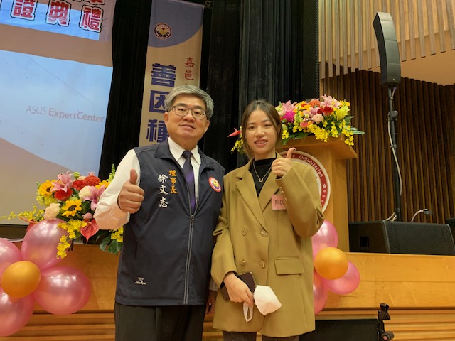 Ruan (阮氏蘭) with the chairman of the Chiayi Charitable Organization (徐文志) Photo provided by NIA