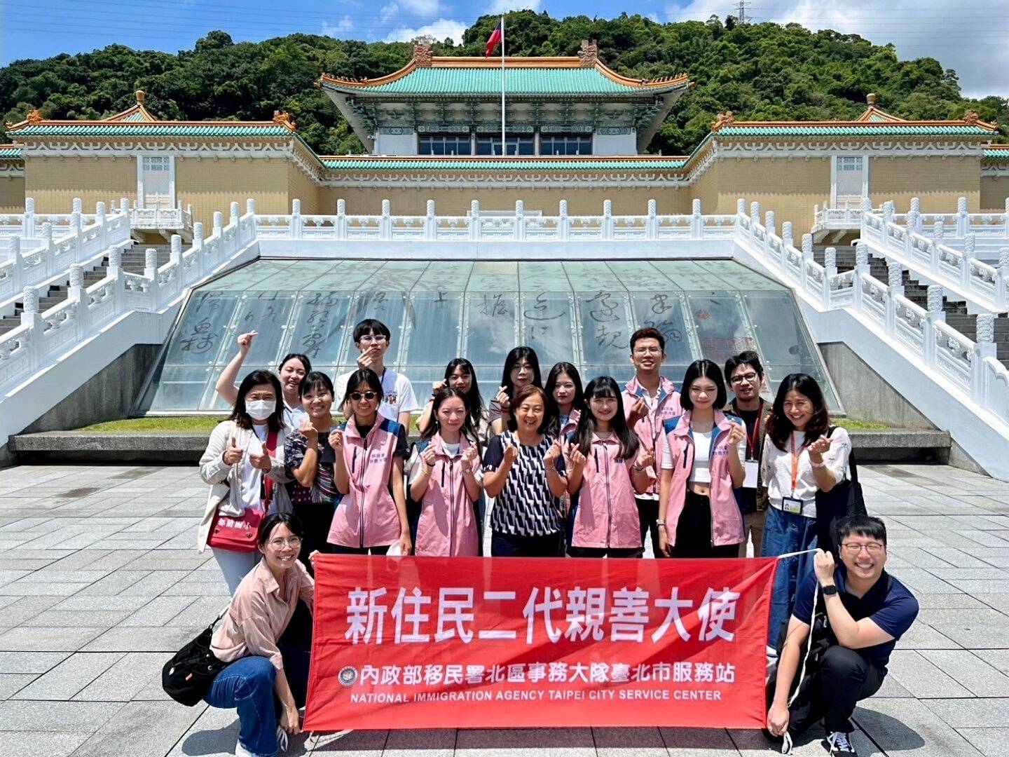 NIA Second-generation immigrant ambassadors explores the National Palace Museum for historical artifact.   Photo provided by NIA