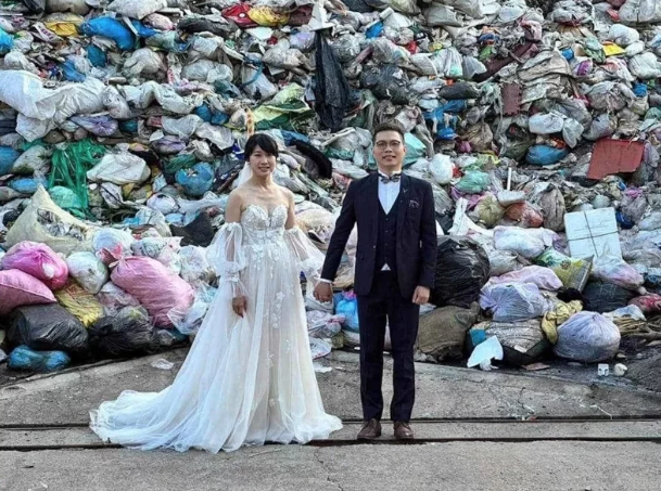 Newlyweds take wedding photos in front of a garbage mountain to raise the issue of garbage explosion.   Photo provided by Cleaning Team of Puli Town, Nantou County