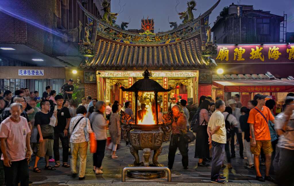 New resident families experience Taiwanese temple culture together. (Image / Retrieved from Pixabay)