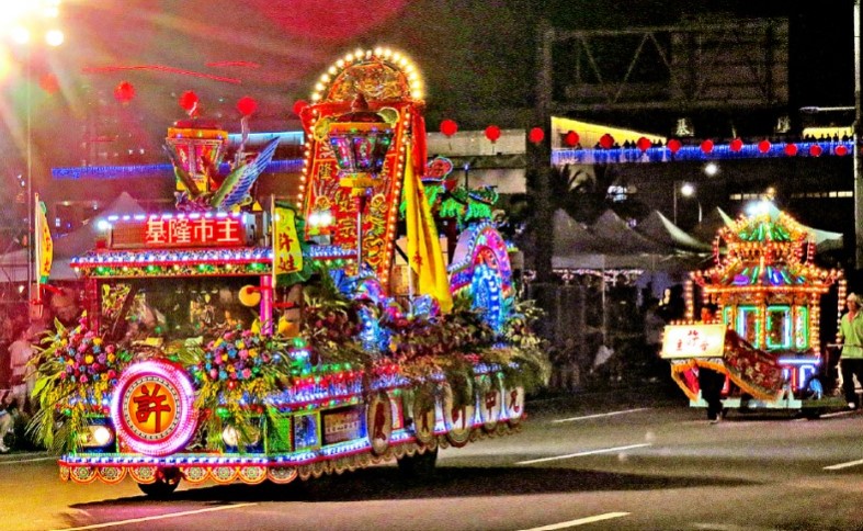 基隆每年的盛會中元祭，將首度加入新住民花車參與遊行，圖為過去的活動照 圖／基隆市文化局提供